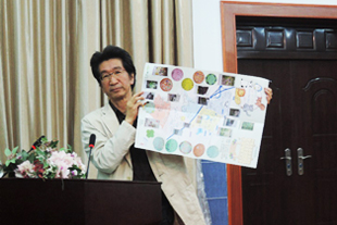 講義する地域の未来・志援センターの萩原理事長