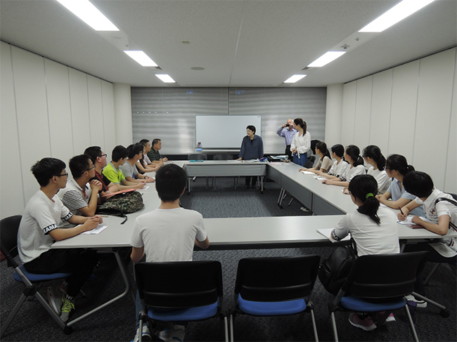 中部国際空港に全員元気に来日し、空港会議室にてオリエンテーションを行う。