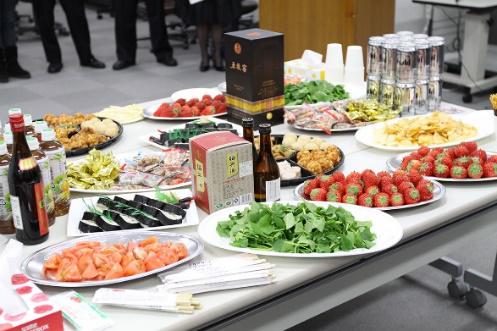 視察先農園で収穫した新鮮なイチゴ、サラダ